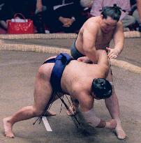 (2)Takanohana solid, Asashoryu marches on at autumn sumo